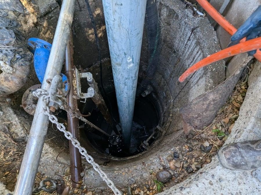 Caleta Olivia: realizan mantenimiento en la Estación Elevadora N°8 para optimizar el sistema cloacal