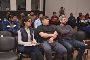 Trabajadores de Servicios Públicos se capacitan en sistemas de válvulas y control hidráulico