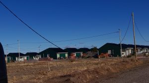 Perito Moreno: Servicios Públicos amplía la red eléctrica en el barrio Industrial