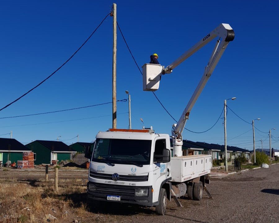 Perito Moreno: Servicios Públicos amplía la red eléctrica en el barrio Industrial