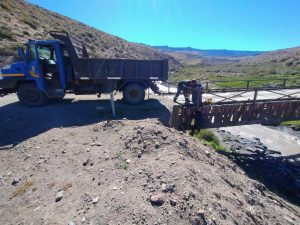 Vialidad Provincial realizó tareas de mantenimiento en el puente sobre el río Correntoso