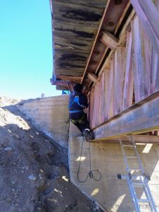 Vialidad Provincial realizó tareas de mantenimiento en el puente sobre el río Correntoso