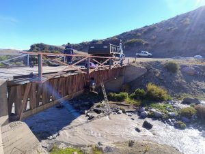 Vialidad Provincial realizó tareas de mantenimiento en el puente sobre el río Correntoso