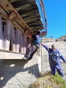 Vialidad Provincial realizó tareas de mantenimiento en el puente sobre el río Correntoso