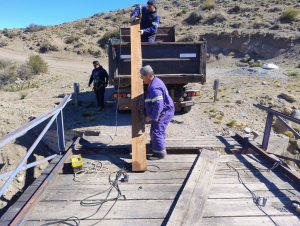 Vialidad Provincial realizó tareas de mantenimiento en el puente sobre el río Correntoso