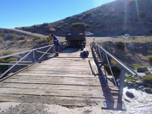 Vialidad Provincial realizó tareas de mantenimiento en el puente sobre el río Correntoso