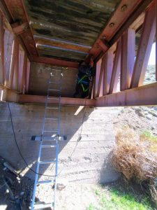 Vialidad Provincial realizó tareas de mantenimiento en el puente sobre el río Correntoso