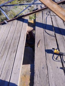 Vialidad Provincial realizó tareas de mantenimiento en el puente sobre el río Correntoso