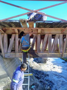 Vialidad Provincial realizó tareas de mantenimiento en el puente sobre el río Correntoso