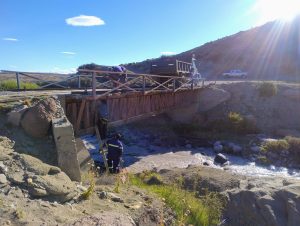 Vialidad Provincial realizó tareas de mantenimiento en el puente sobre el río Correntoso
