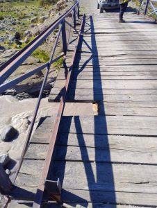 Vialidad Provincial realizó tareas de mantenimiento en el puente sobre el río Correntoso