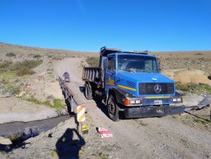 Vialidad Provincial realizó tareas de mantenimiento en el puente sobre el río Correntoso