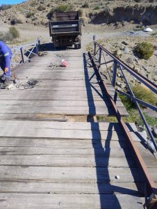 Vialidad Provincial realizó tareas de mantenimiento en el puente sobre el río Correntoso