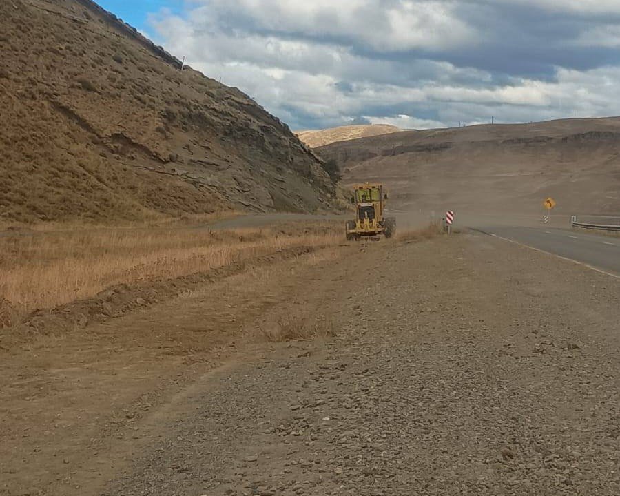 Vialidad Provincial realizó trabajos de mantenimiento de banquinas en la Ruta Nacional N° 40