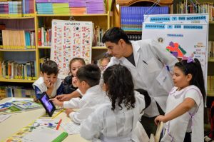 Educación entregó táblets y libros a escuelas primarias de Río Gallegos