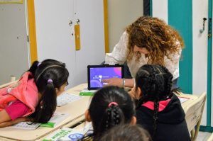 Educación entregó táblets y libros a escuelas primarias de Río Gallegos
