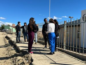 Avanzan las obras de asfalto para mejorar el acceso al Colegio Secundario N°43 de Caleta Olivia
