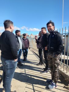 Avanzan las obras de asfalto para mejorar el acceso al Colegio Secundario N°43 de Caleta Olivia