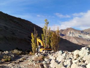 Realizan tareas de contención por crecida del río Tarde