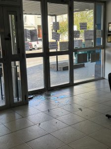 La Caja de Servicios Sociales sufrió daños en su sede durante una protesta