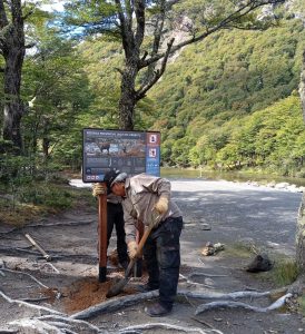 Se inició la instalación de nueva cartelería en la Reserva Provincial Lago del Desierto