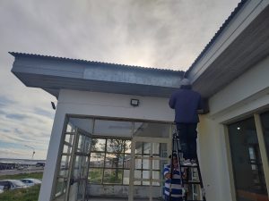 Avanza el operativo integral de mantenimiento en escuelas de Caleta Olivia, Puerto Deseado y Tellier