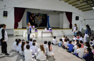 Educación refuerza la alfabetización con la entrega de tablets y libros en escuelas primarias