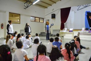 Educación refuerza la alfabetización con la entrega de tablets y libros en escuelas primarias