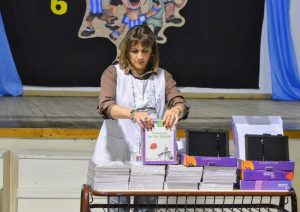 Educación refuerza la alfabetización con la entrega de tablets y libros en escuelas primarias