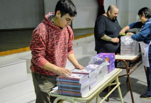 Educación refuerza la alfabetización con la entrega de tablets y libros en escuelas primarias