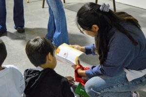 Educación refuerza la alfabetización con la entrega de tablets y libros en escuelas primarias