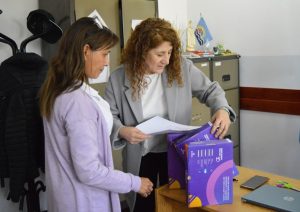 Entregaron recursos tecnológicos en escuelas primarias de Gobernador Gregores