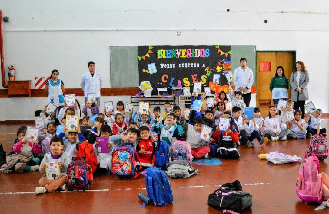 Entregaron recursos tecnológicos en escuelas primarias de Gobernador Gregores