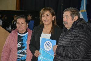 El Gobierno de Claudio Vidal y el IDUV entregaron títulos de propiedad a 19 familias de Gobernador Gregores tras años de espera