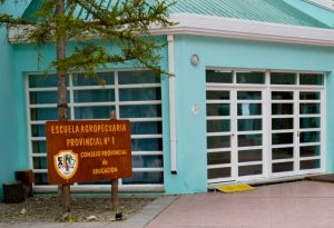 Autoridades provinciales recorrieron la Escuela Agropecuaria N° 1 de Gobernador Gregores