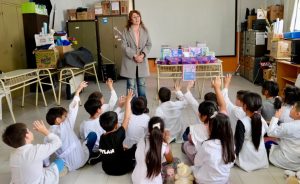 Educación continua con la entrega de táblets y libros a escuelas primarias de Puerto Deseado