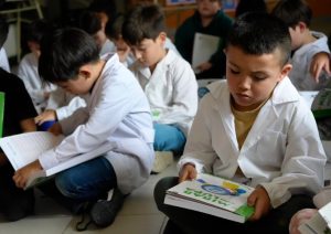 Educación continua con la entrega de táblets y libros a escuelas primarias de Puerto Deseado