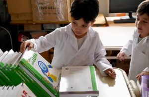 Educación continua con la entrega de táblets y libros a escuelas primarias de Puerto Deseado