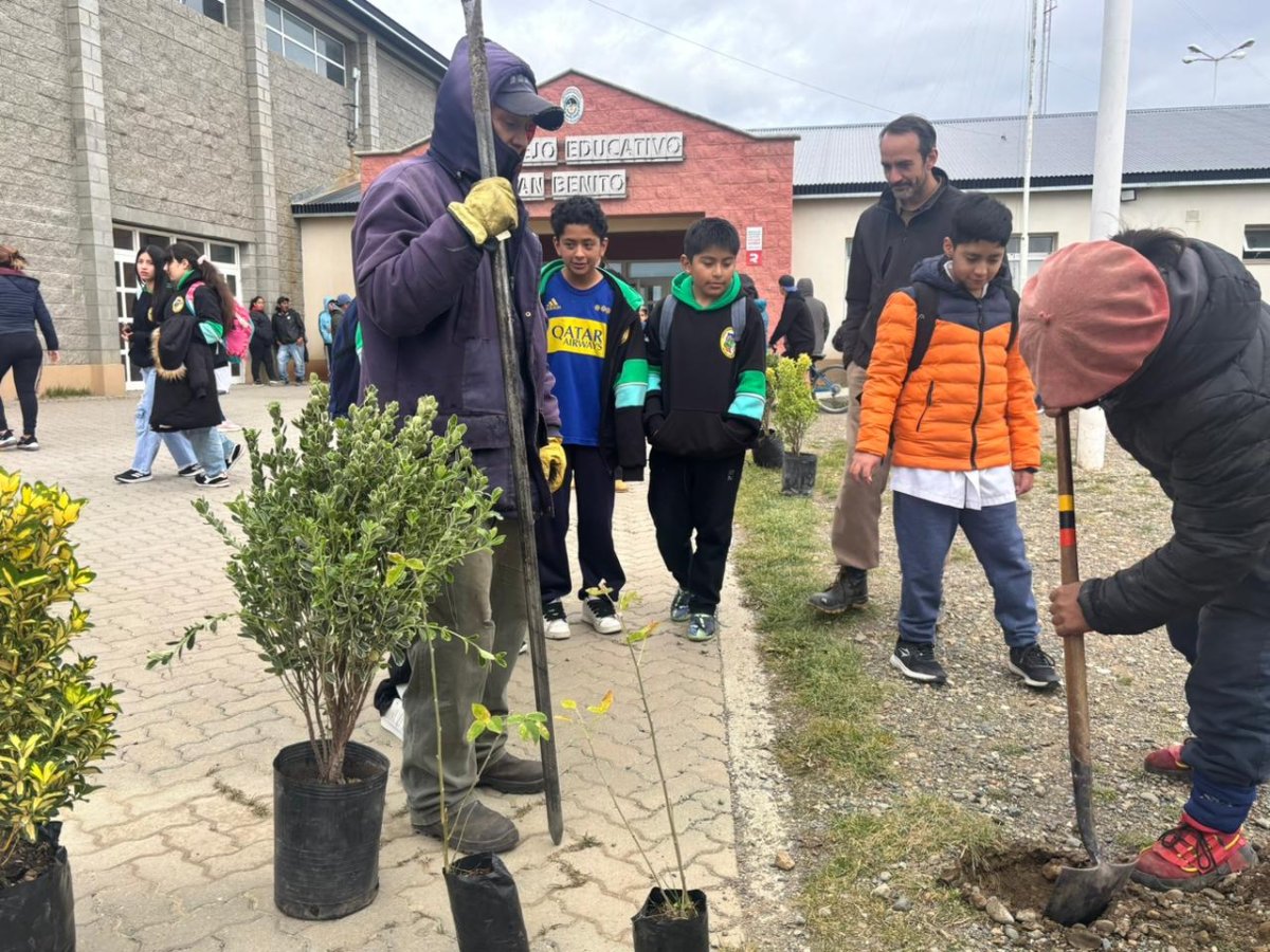 El gobierno de Santa Cruz realizó una jornada de plantación en la escuela N° 91 del barrio San Benito