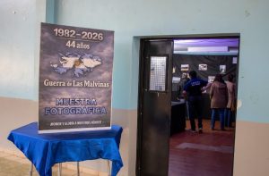 Río Turbio: Estudiantes del Secundario N° 4 construyen memoria con una muestra fotográfica de Malvinas