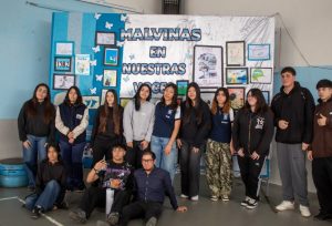 Río Turbio: Estudiantes del Secundario N° 4 construyen memoria con una muestra fotográfica de Malvinas