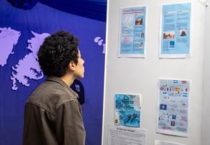 Río Turbio: Estudiantes del Secundario N° 4 construyen memoria con una muestra fotográfica de Malvinas