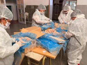 Semana Santa: El Gobierno de Santa Cruz comenzó la entrega de 40 mil kilos de merluza en la provincia