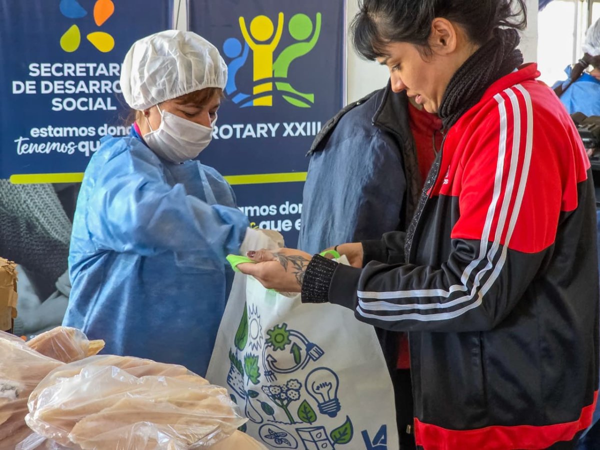 Semana Santa: El Gobierno de Santa Cruz comenzó la entrega de 40 mil kilos de merluza en la provincia