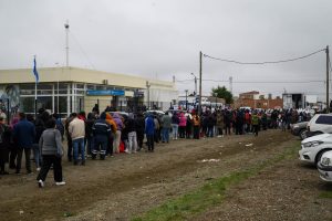 Santa Cruz realizó una nueva entrega de pescado por Semana Santa en Río Gallegos