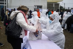 Santa Cruz realizó una nueva entrega de pescado por Semana Santa en Río Gallegos