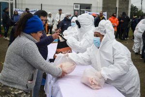 Santa Cruz realizó una nueva entrega de pescado por Semana Santa en Río Gallegos