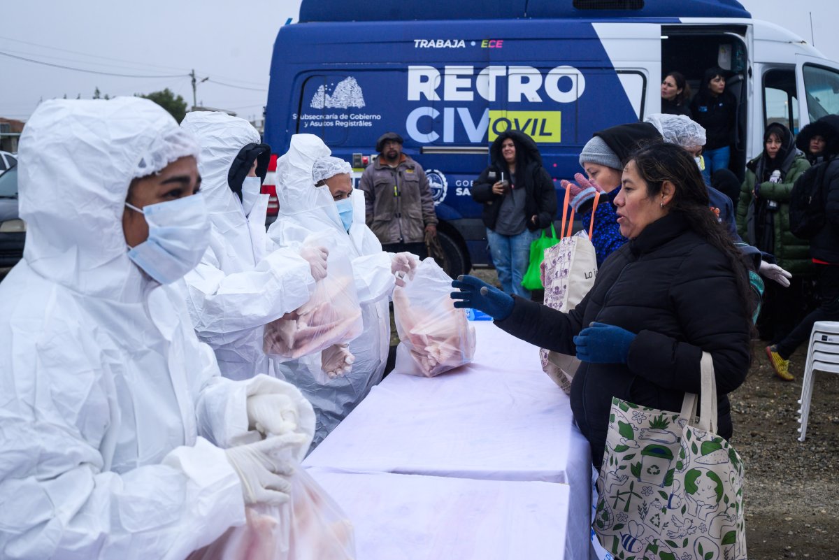 Santa Cruz realizó una nueva entrega de pescado por Semana Santa en Río Gallegos