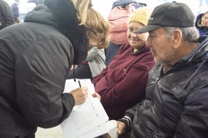 Salud y Registro Civil acompañaron la entrega de pescado en el barrio San Benito