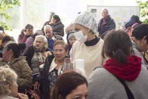 Salud y Registro Civil acompañaron la entrega de pescado en el barrio San Benito